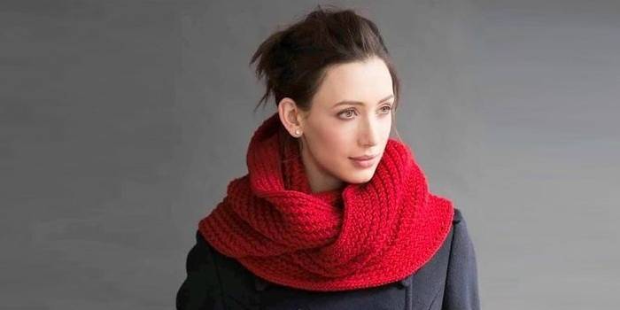 красный снуд, вязаный английской резинкой
